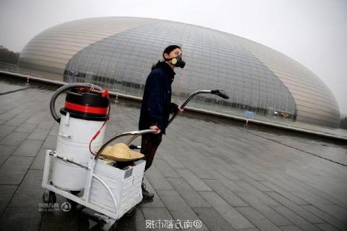 Художник из Китая ходил по Пекину и пылесосил воздух!