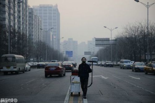 Художник из Китая ходил по Пекину и пылесосил воздух!